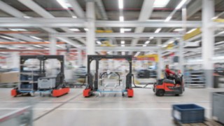 Routenzüge von Linde Material Handling transportieren verschiedene Arten von Gütern auf einmal.